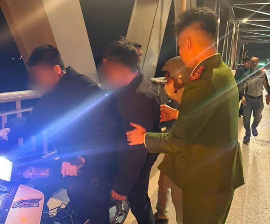 Nam thanh niên được giải cứu an toàn. Ảnh: Công an phường Thuận Thành