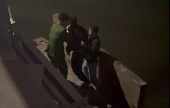 Police officers promptly rescued a young man who intended to jump off a bridge to commit suicide, at Ho bridge (Bac Ninh). Photo: Thuan Thanh Ward Police