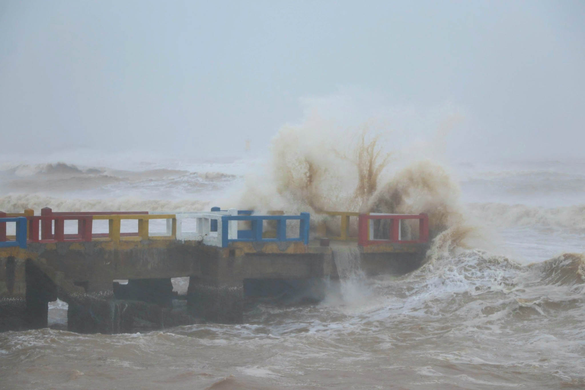 De fortes vagues frappent violemment la côte de Cửa Lò, Nghệ An. Les habitants et les touristes doivent se méfier de la saison des tempêtes et des dépressions tropicales qui sont fortes, évoluent rapidement et ont des trajectoires complexes. Photo: Thu Hiền