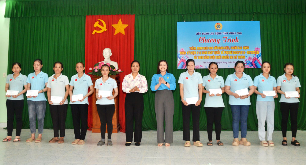 Chương trình trao quà góp phần động viên tinh thần nữ đoàn viên, người lao động. Ảnh: Hoàng Lộc