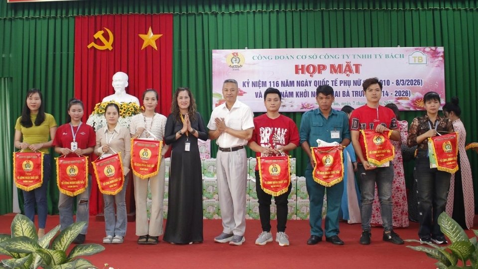 The Trade Union of Ty Bach Co., Ltd. held a meeting on March 8 and summarized the emulation movement in 2025. Photo: Hoang Loc