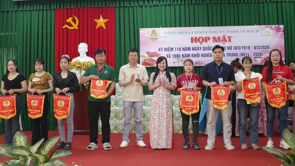 Các Tổ công đoàn vững mạnh năm 2025 được khen thưởng tại buổi tổng kết. Ảnh: Hoàng Lộc