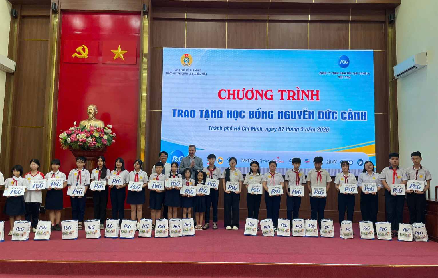Lãnh đạo LĐLĐ TPHCM và lãnh đạo doanh nghiệp trao học bổng cho học sinh. Ảnh: Đình Trọng