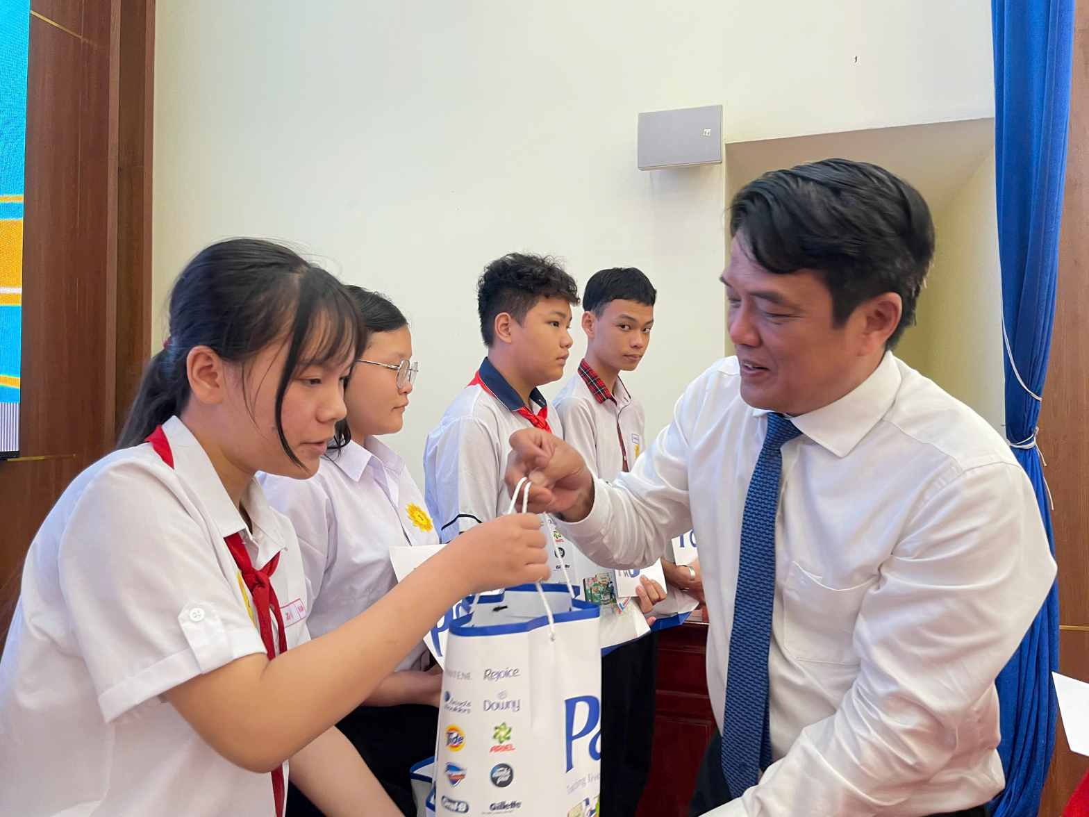Mr. Bui Thanh Nhan - Chairman of the Ho Chi Minh City Labor Federation awarded scholarships to students overcoming difficulties. Photo: Dinh Trong