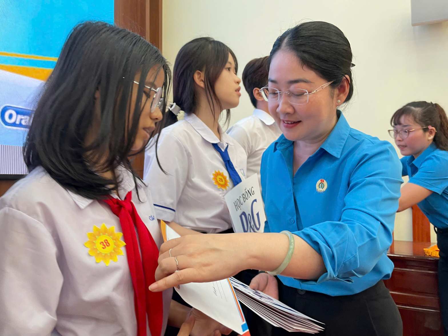 Bà Nguyễn Kim Loan - Phó Chủ tịch LĐLĐ TPHCM trao học bổng cho học sinh. Ảnh: Đình Trọng