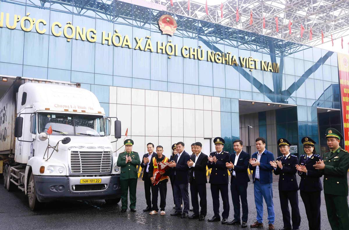 Leaders of the Quang Ninh Provincial Economic Zone Management Board, leaders of Mong Cai 1 ward and functional sectors of the border gate welcomed and presented flowers to congratulate businesses with the first batch of import and export goods cleared on the weekend. Photo: Mong Cai 1 ward e-Portal