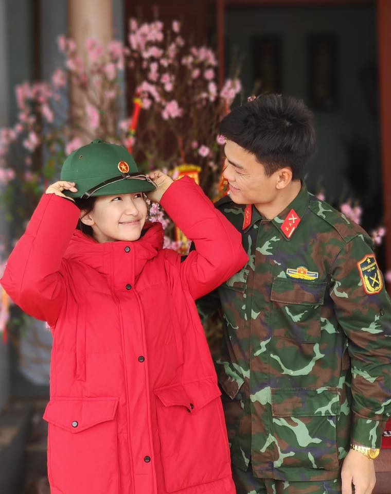 Hòa Minzy và bạn trai quân nhân. Ảnh NVCC
