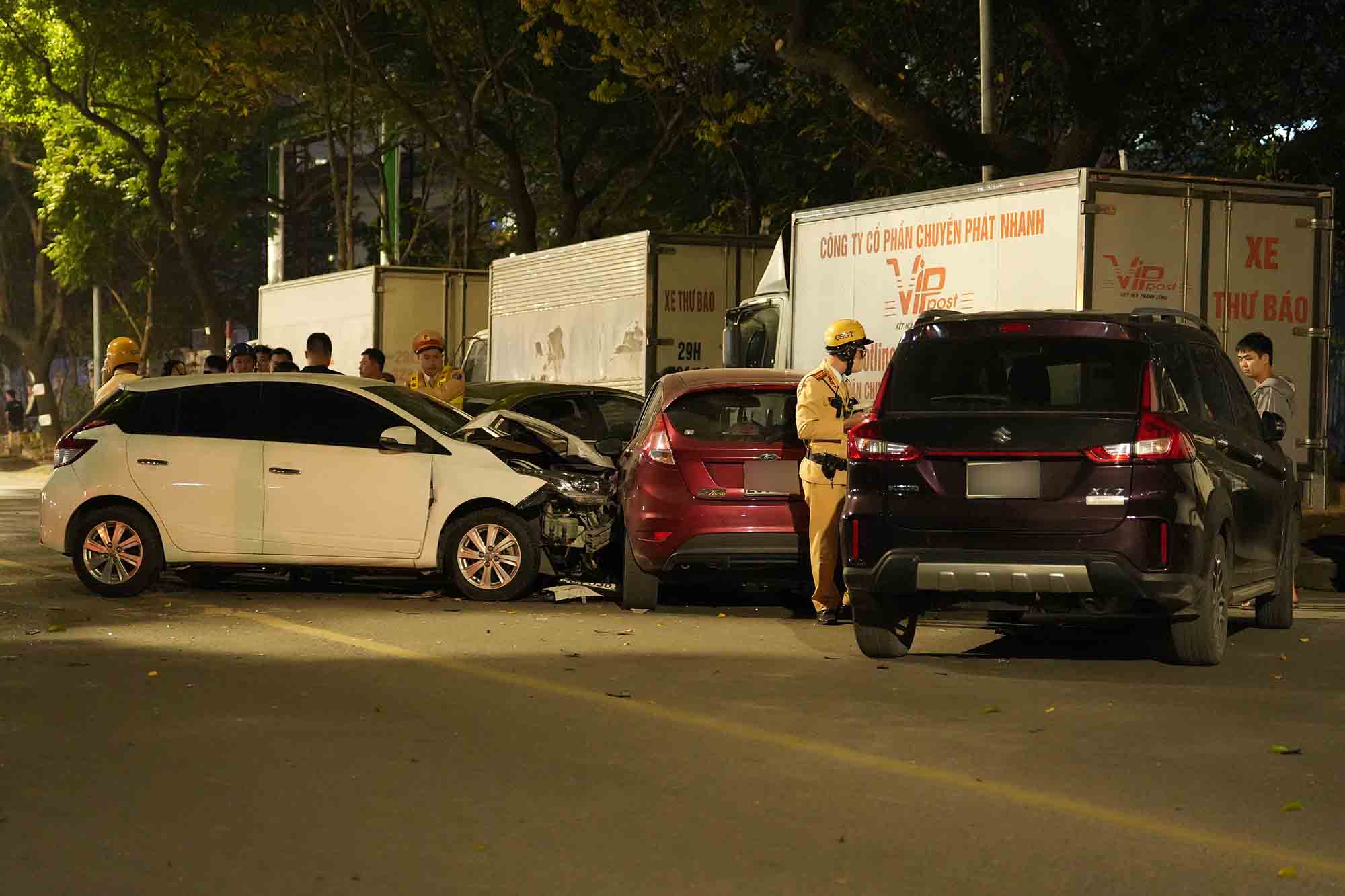 Hiện trường vụ tai nạn liên hoàn trên đường Nguyễn Chánh (phường Yên Hòa, Hà Nội), tối 6.3. Ảnh: Sóng Hữu 