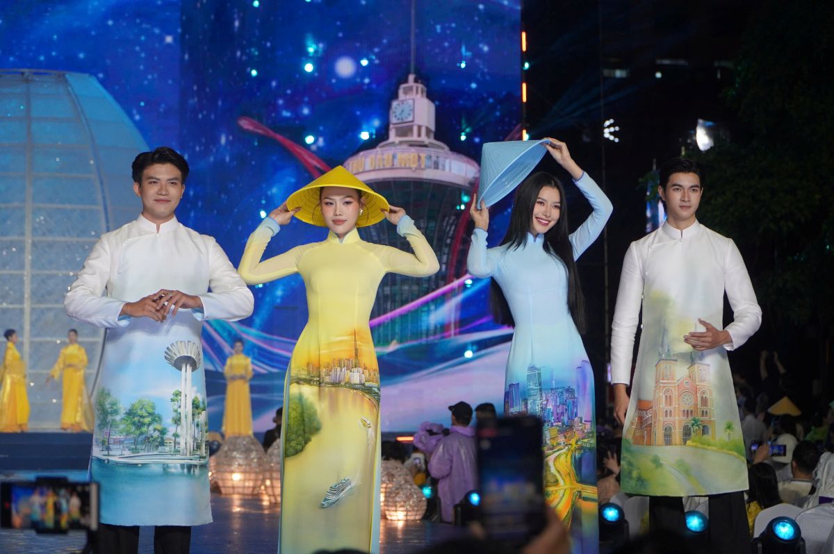 Lễ hội Áo dài TPHCM lần thứ 12 quy tụ hàng trăm bộ thiết kế đặc sắc từ các nhà thiết kế trên cả nước. Ảnh: Ngọc Ánh