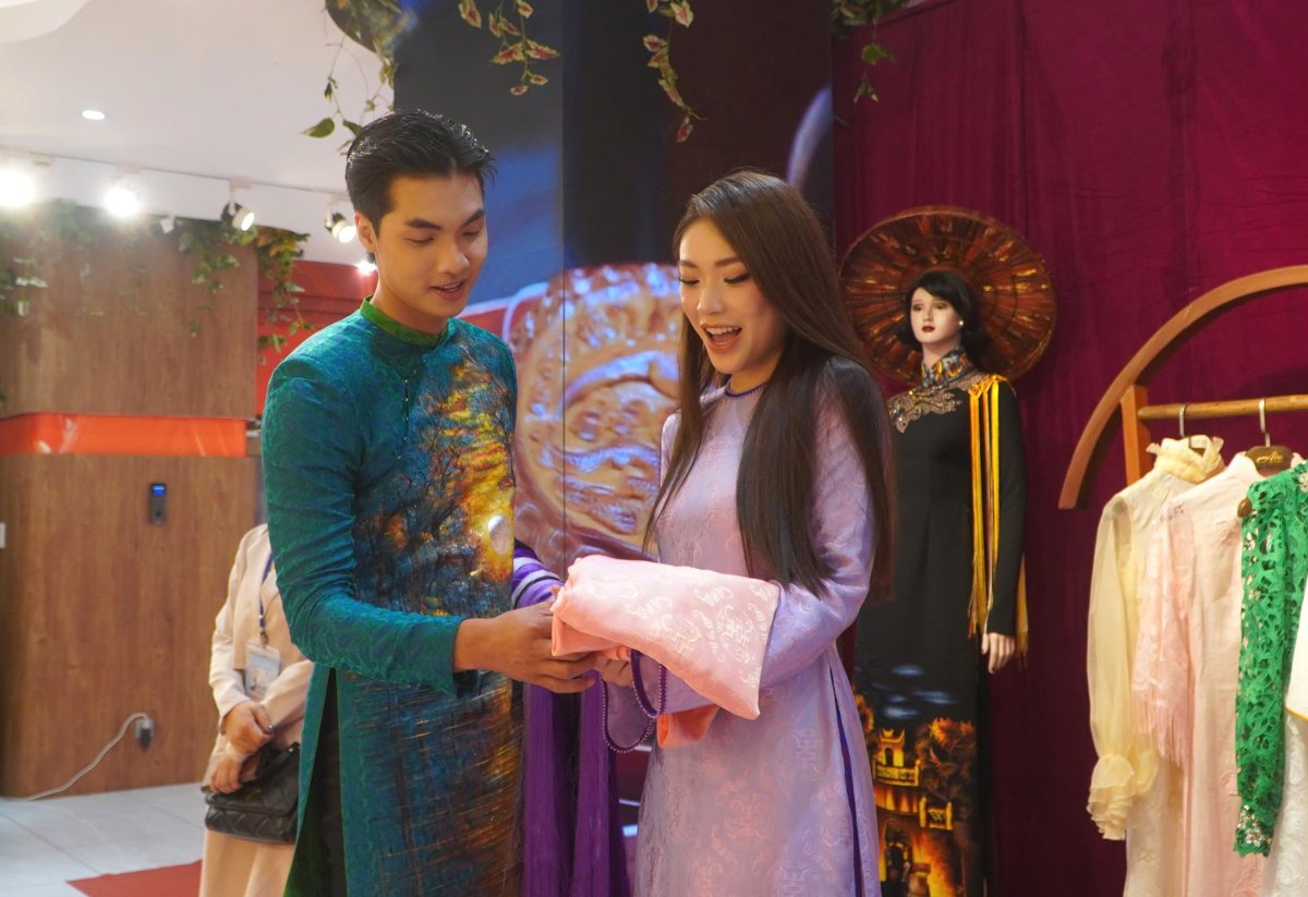 Không gian triển lãm áo dài thu hút người dân và khách quốc tế đến tham quan. Ảnh: Ngọc Ánh
