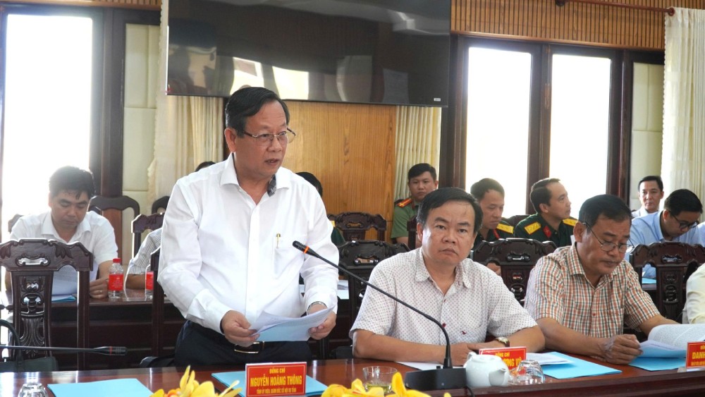 Giám đốc Sở Nội vụ Nguyễn Hoàng Thông phát biểu ý kiến trong buổi làm việc. Ảnh: Nam Phương