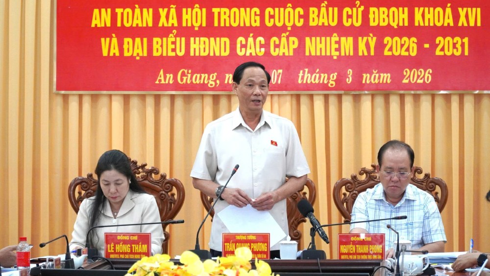 The Vice Chairman of the National Assembly noted that An Giang should study the option of using border control stations as "mobile ballot boxes" to create favorable conditions and ensure citizen rights for fishermen. Photo: Nam Phuong