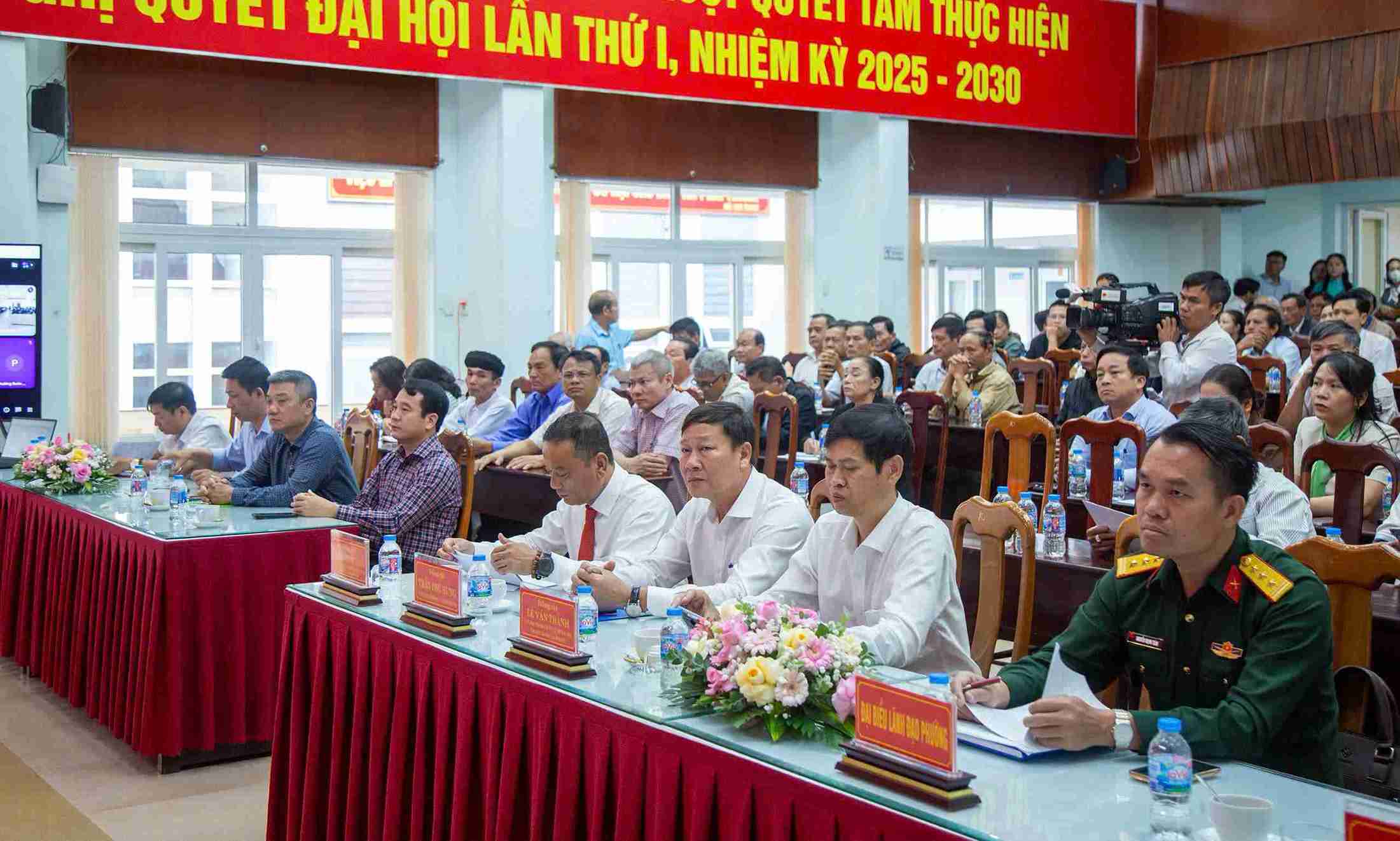 Các cử tri lắng nghe phần trình bày của ông Nguyễn Thanh Nghị. Ảnh: Tôn Thất