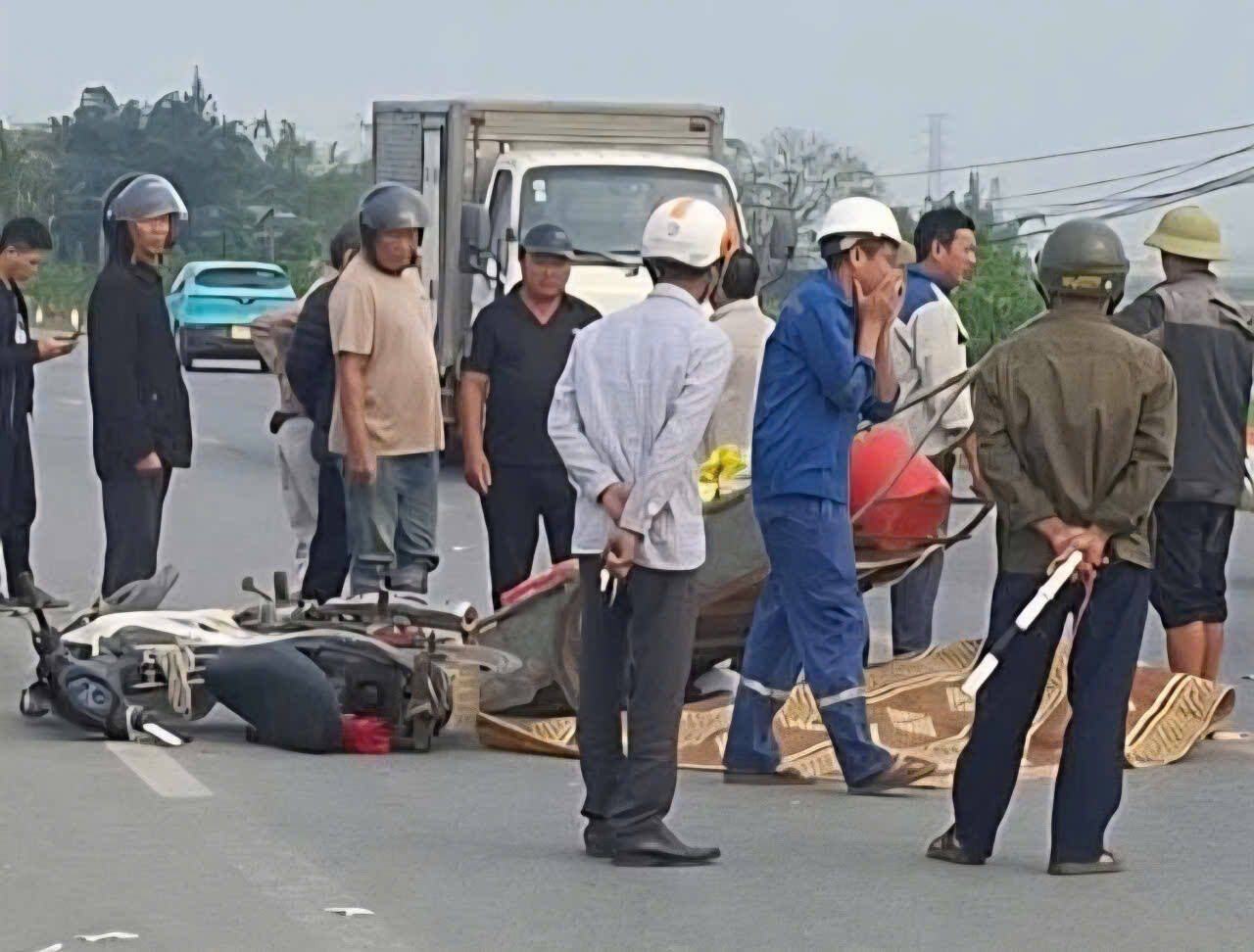 The collision between two motorbikes killed one person. Photo: Dieu Anh