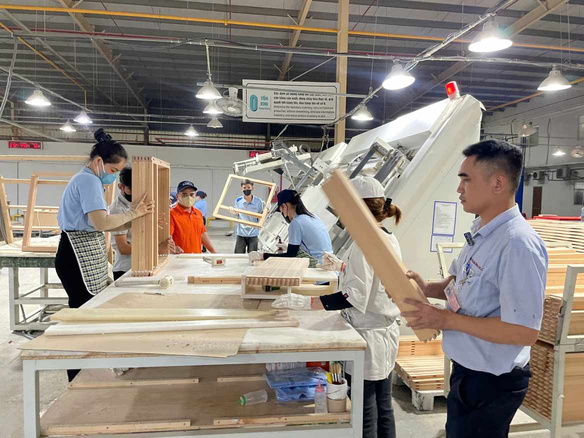 CĐCS đang tuyên truyền để người lao động đi bầu cử đầy đủ. Ảnh: Đình Trọng