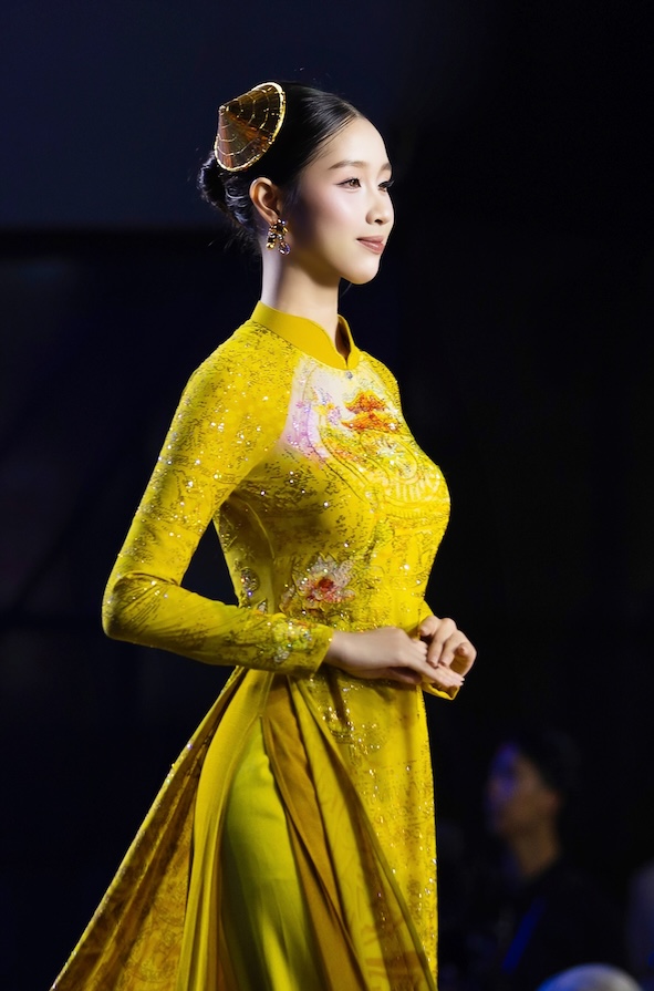 Các di sản được chuyển hóa thành ngôn ngữ tạo hình trên áo dài, như một cách giới thiệu di sản Việt bằng nghệ thuật trang phục. Ảnh: Diễm Hằng