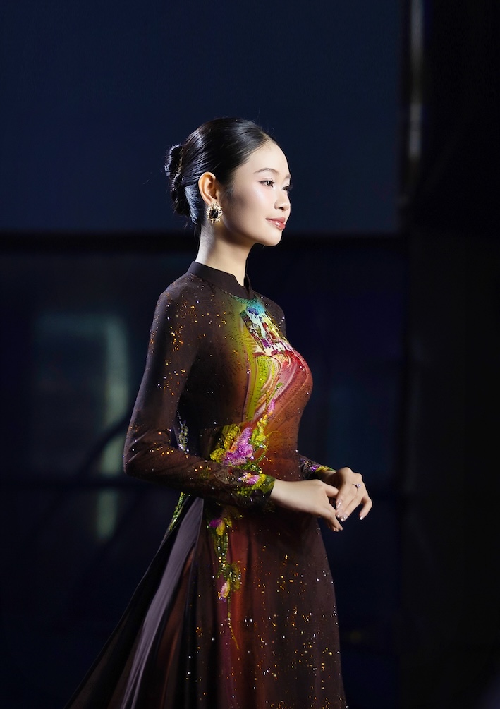 Nghệ thuật ghép tranh đá quý truyền thống được kết hợp cùng kỹ thuật thêu thủ công, tạo nên diện mạo đặc sắc cho BST. Ảnh: Diễm Hằng.