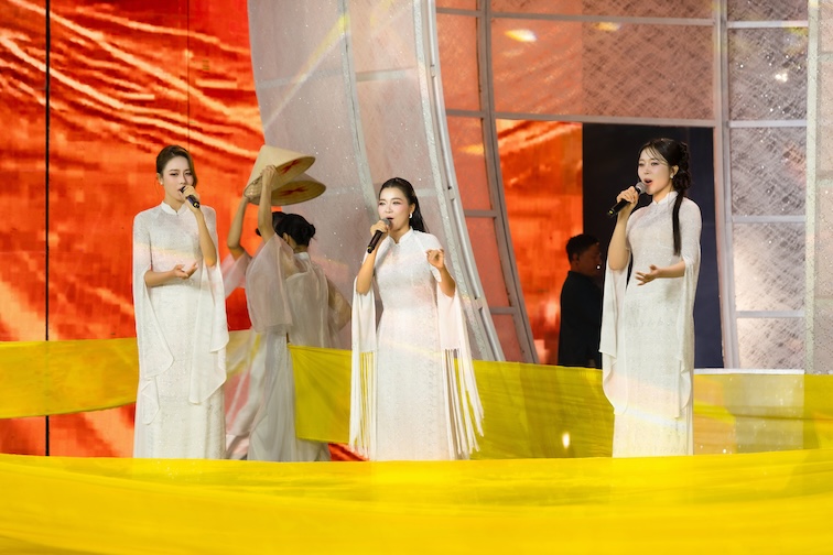 Không chỉ là một chương trình biểu diễn, Lễ hội Áo dài TPHCM 2026 còn mang đến nhiều hoạt động cộng đồng đặc sắc như: hoạt động đồng diễn dân vũ kết hợp diễu hành áo dài, Triển lãm “Áo dài và Metro”,... thu hút hàng nghìn người tham gia. Ảnh: Diễm Hằng 