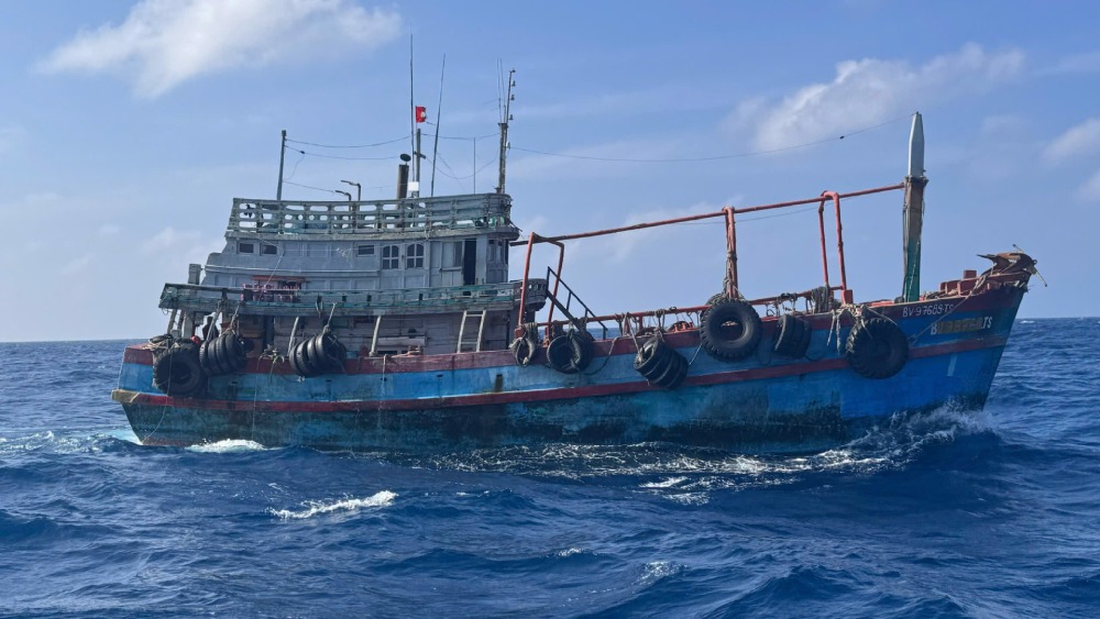 Tàu cá chở hơn 50.000 lít dầu DO trái phép. Ảnh: BTL Vùng Cảnh sát biển 4