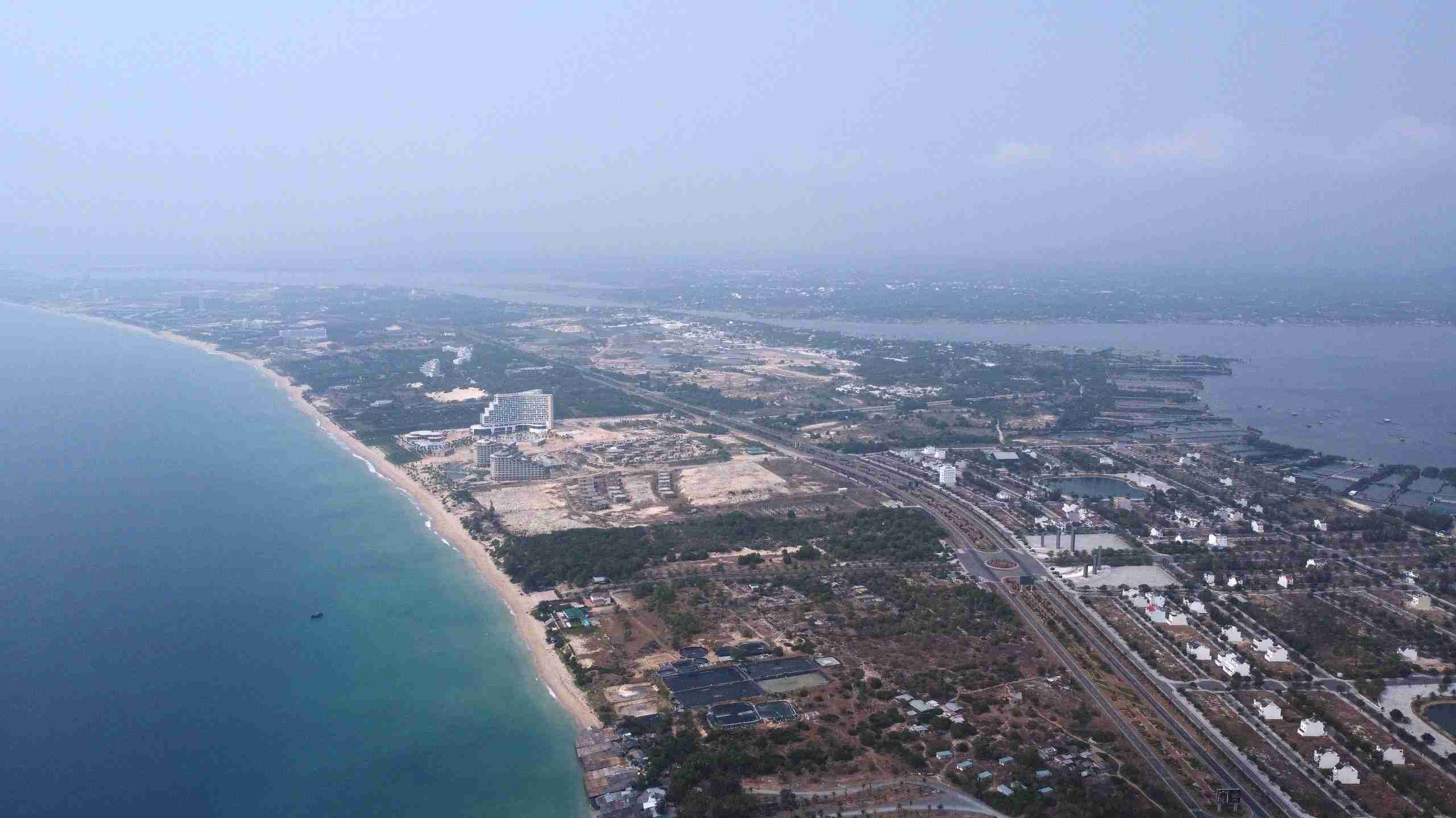 1 resort project in Khanh Hoa has its land use term extended. Photo: Huu Long