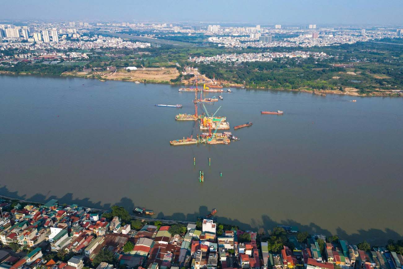 Người dân phường Hồng Hà có đất thu hồi dự án cầu Trần Hưng Đạo phải ký cam kết khi bốc thăm tái định cư. Ảnh: Trọng Tài 
