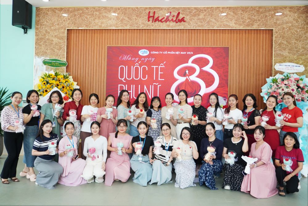 Các công nhân, người lao động nữ tại công ty được tặng hoa nhân dịp 8.3. Ảnh: Trần Thi