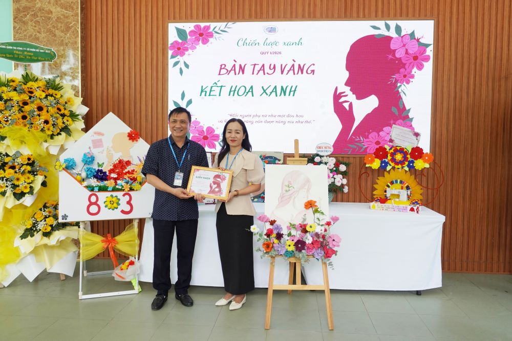 Công đoàn công ty trao giải cho tác phẩm đạt giải nhất. Ảnh: Trần Thi