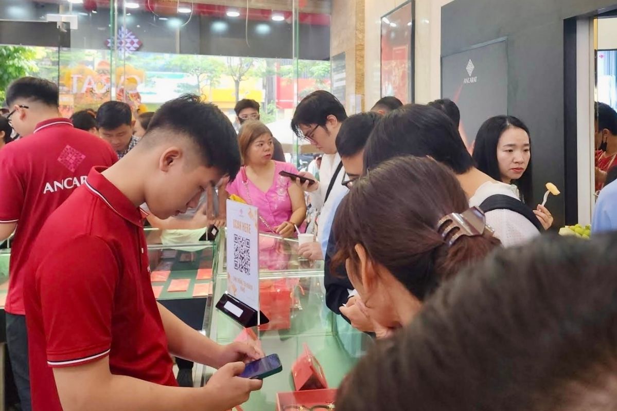 Gần đây, bạc miếng và bạc thỏi trở thành mặt hàng được nhiều người tìm mua. Ảnh: Phương Anh 