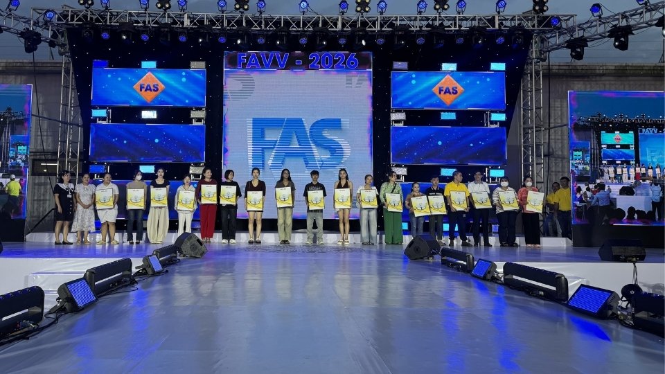 Valuable gifts are given to lucky workers at the lucky draw program at FAVV Company. Photo: Hoang Loc