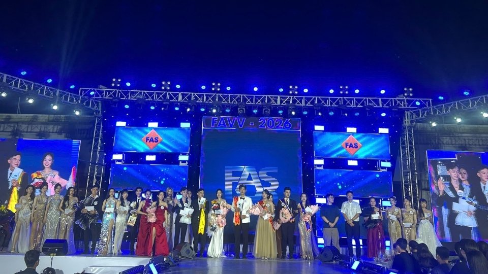 Ban tổ chức trao giải cho các thí sinh đạt thành tích cao tại Hội thi “Duyên dáng công nhân FAVV”. Ảnh: Hoàng Lộc