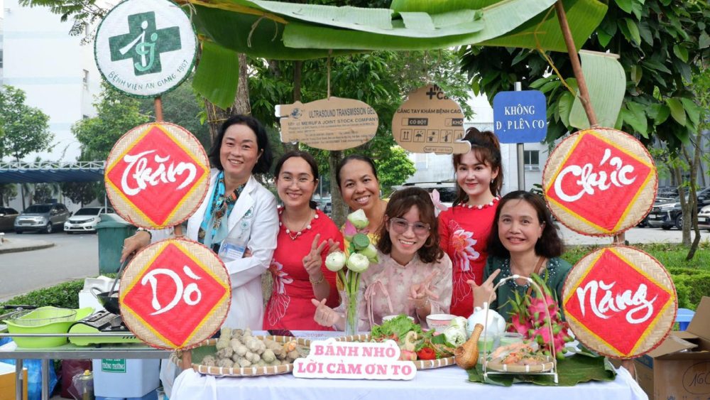 Hội chợ Văn hóa dân gian với nhiều hoạt động phong phú thu hút đoàn viên tham gia. Ảnh: CĐCS 