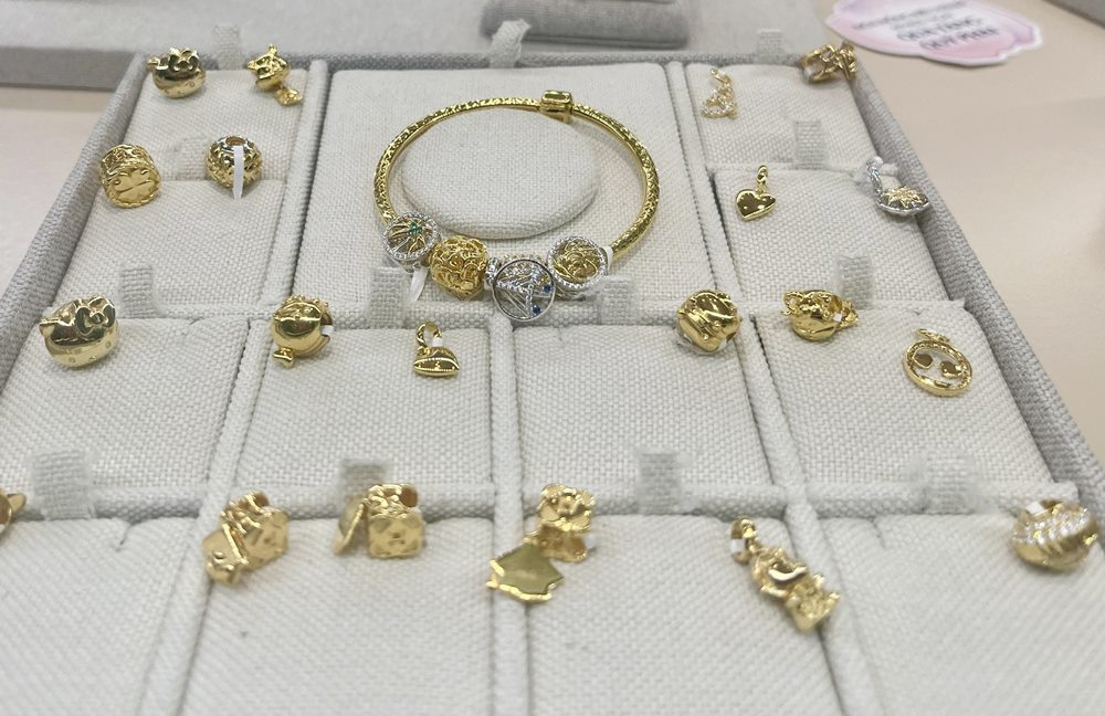 Practical gifts given by men to women on the occasion of 8. 3. Photo: Chi Long