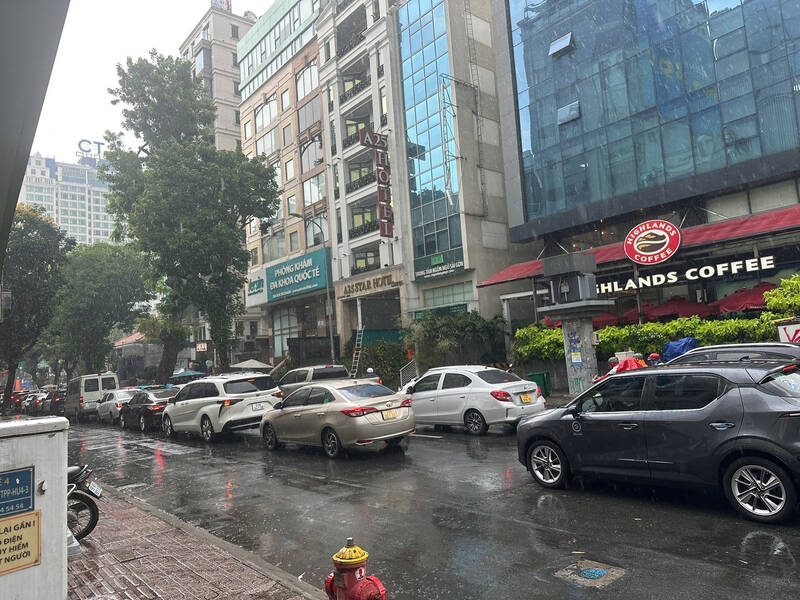 Mưa dông trái mùa đang diễn ra ở khu vực TPHCM. Ảnh: Hạ Mây