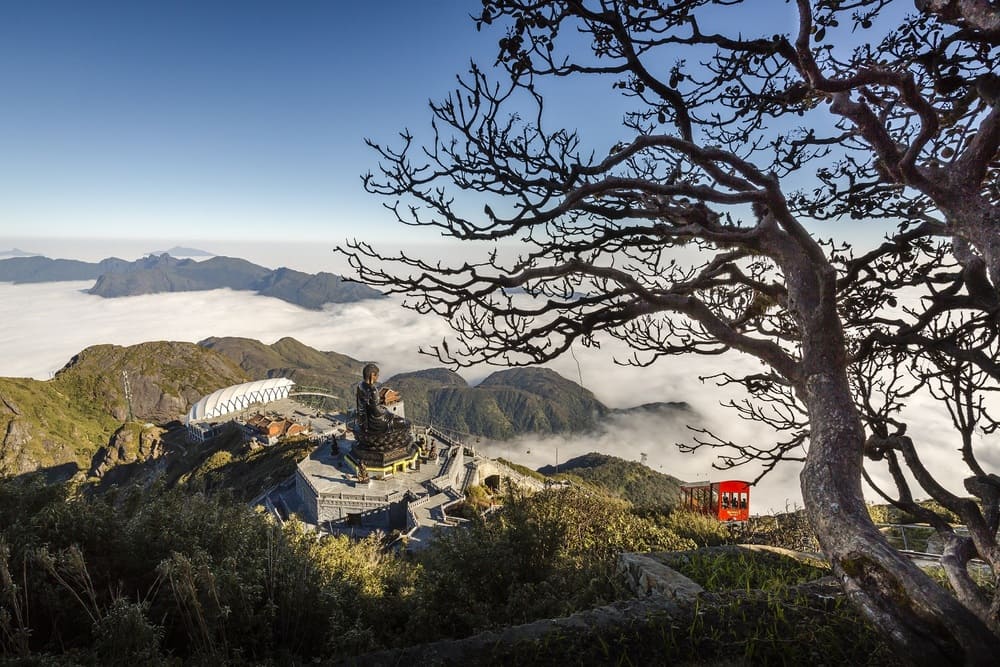 Chinh phục đỉnh Fansipan dịp 8/3 sẽ là kỷ niệm đáng nhớ trong đời bạn nên thử. Ảnh: Thanh Sơn