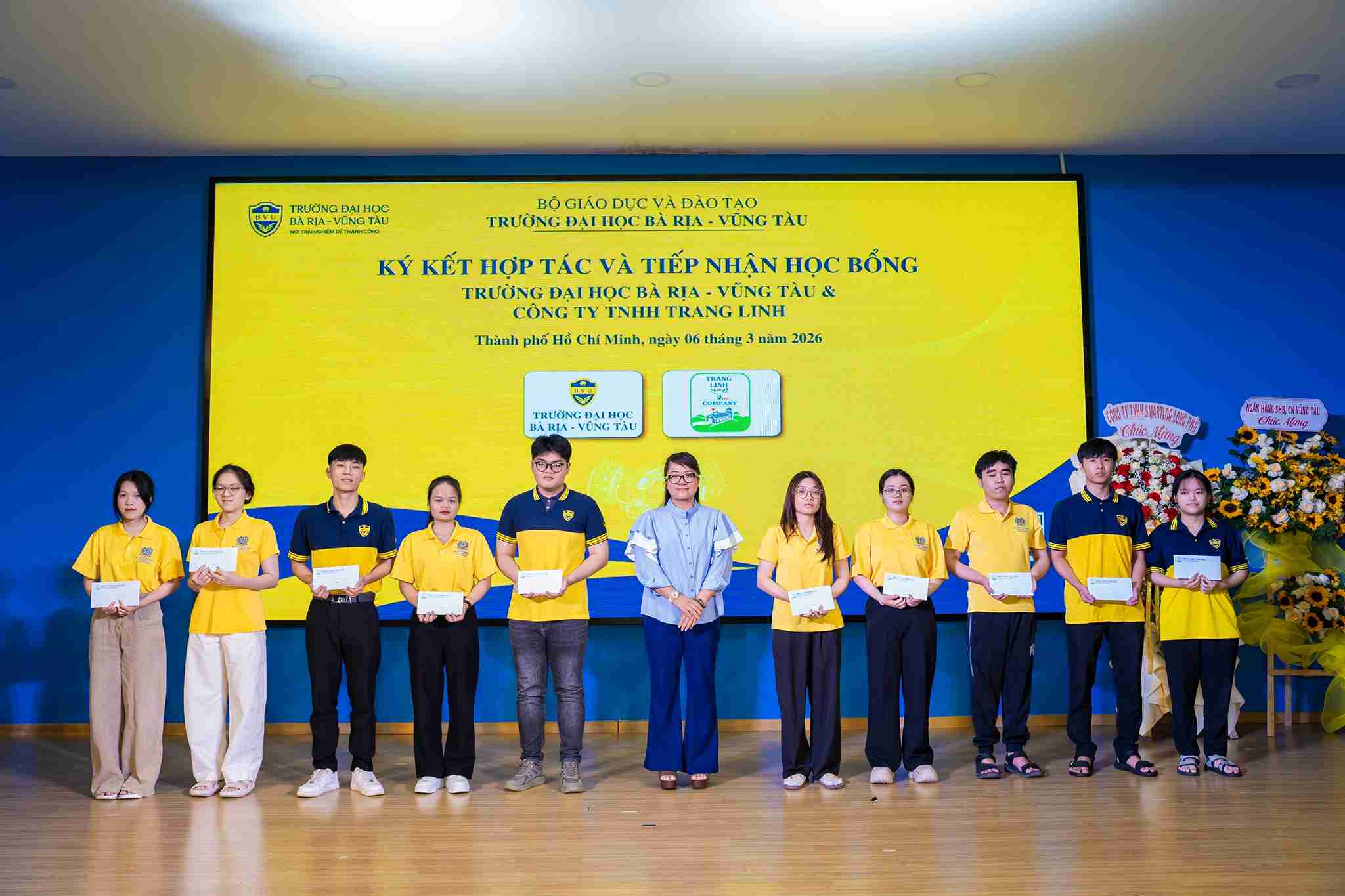 Các doanh nghiệp trao học bổng nhằm khuyến khích tinh thần học tập của sinh viên BVU. Ảnh: Bình Quý