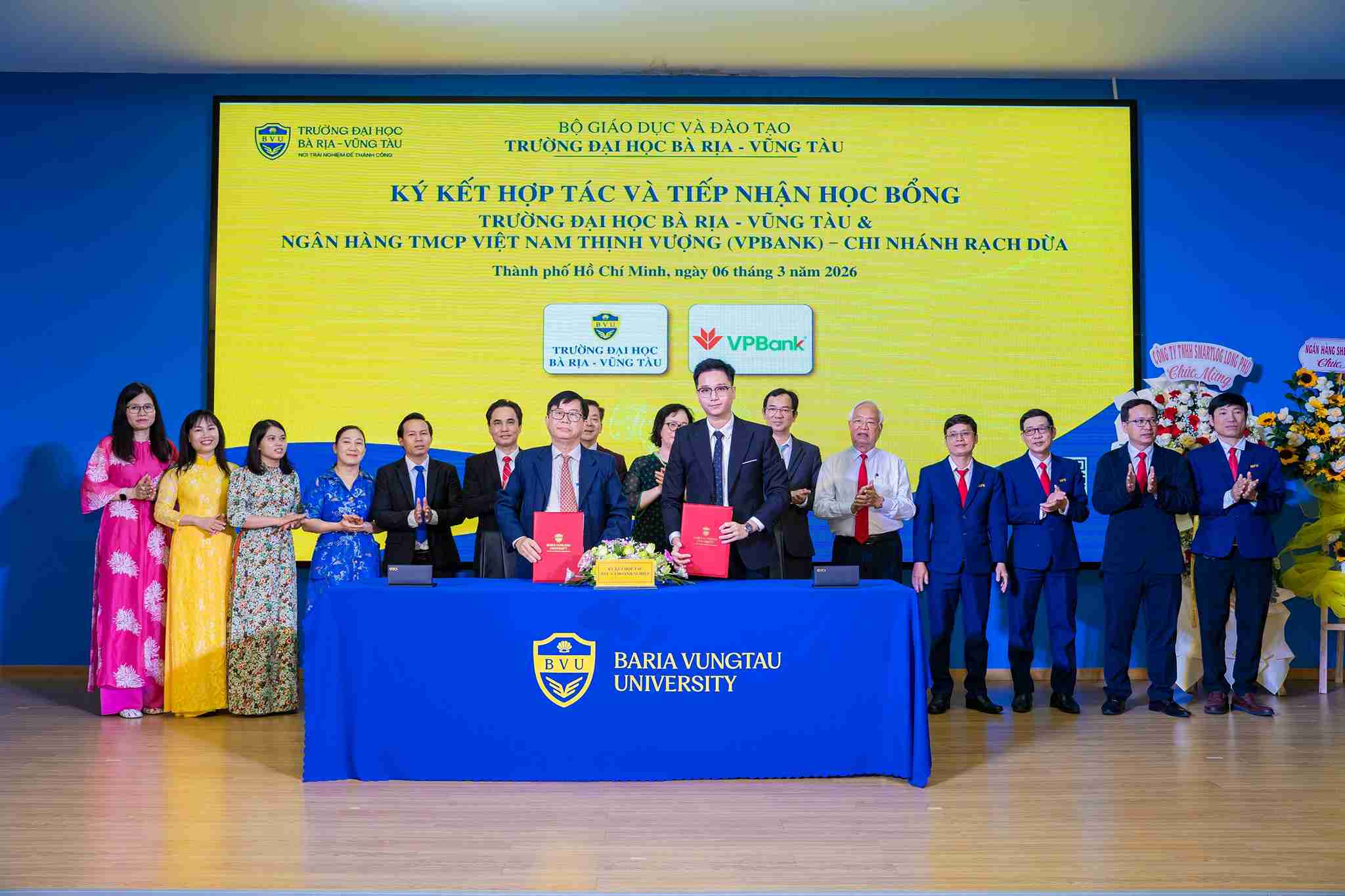 Ba Ria - Vung Tau University and businesses perform the signing ceremony of cooperation at the program. Photo: Binh Quy