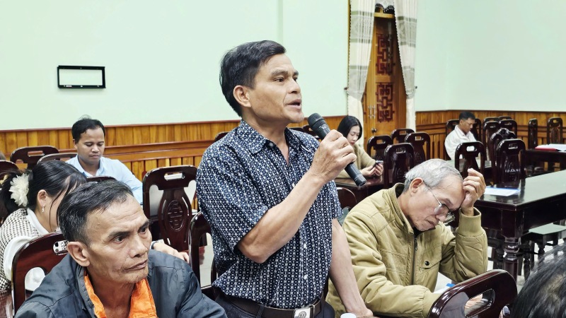 Cử tri Nam Trà My, Đà Nẵng gửi gắm tâm tư, trăn trở đến ứng viên đại biểu Quốc hội. Ảnh: Hoàng Bin