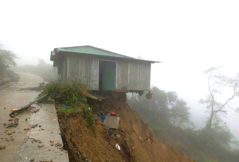 Một ngôi nhà nằm cheo leo bên bờ vực sạt lở ở xã Trà Linh, Đà Nẵng trong mùa mưa bão 2025. Ảnh: Trường An