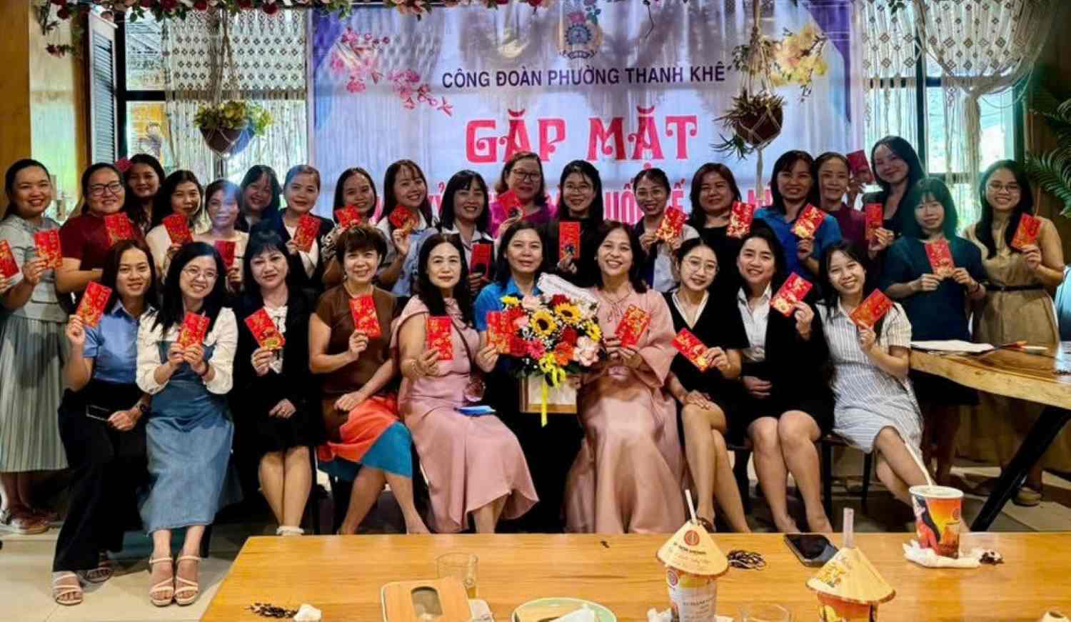 Thanh Khe Ward Trade Union, Da Nang meets female Chairwoman and Head of Women's Affairs Committee of grassroots trade unions and grassroots trade unions. Photo: Tra Ban