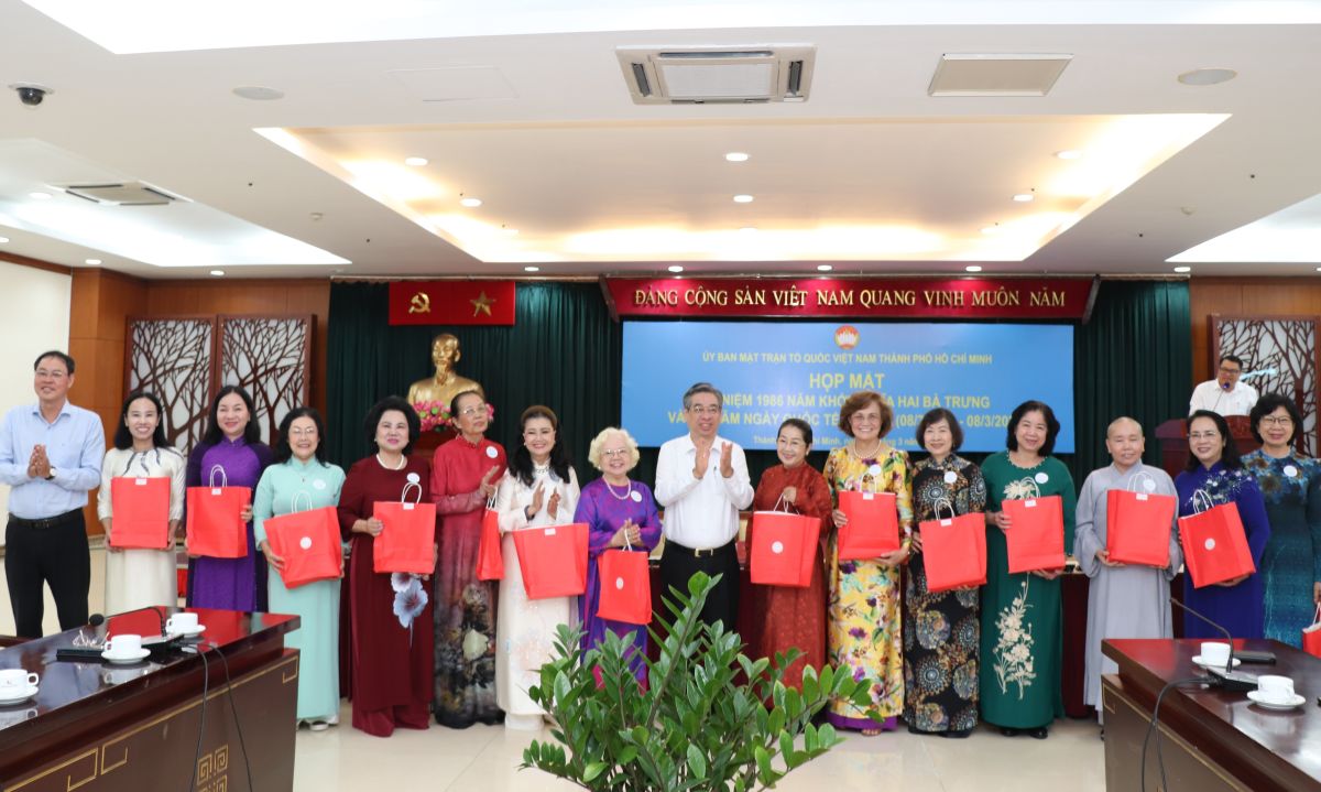 On March 7, the Vietnam Fatherland Front Committee of Ho Chi Minh City held a meeting to celebrate the 1986th anniversary of the Hai Ba Trung Uprising and the 116th anniversary of International Women's Day. Photo: Anh Hoang