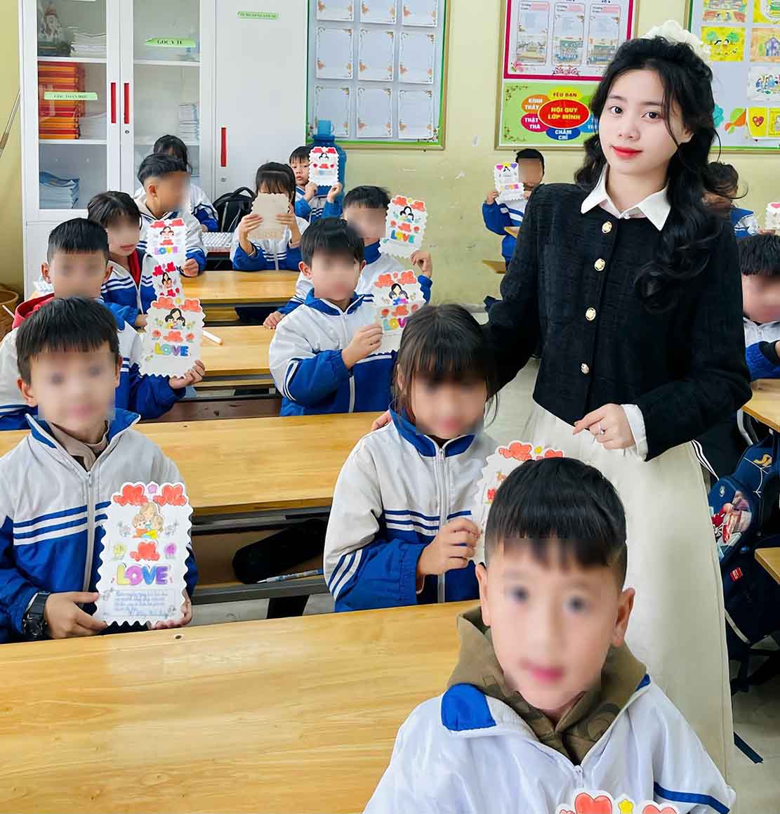 Cô giáo Lô Thị Bảo Vy và các em học sinh. Ảnh:  Ngọc Anh