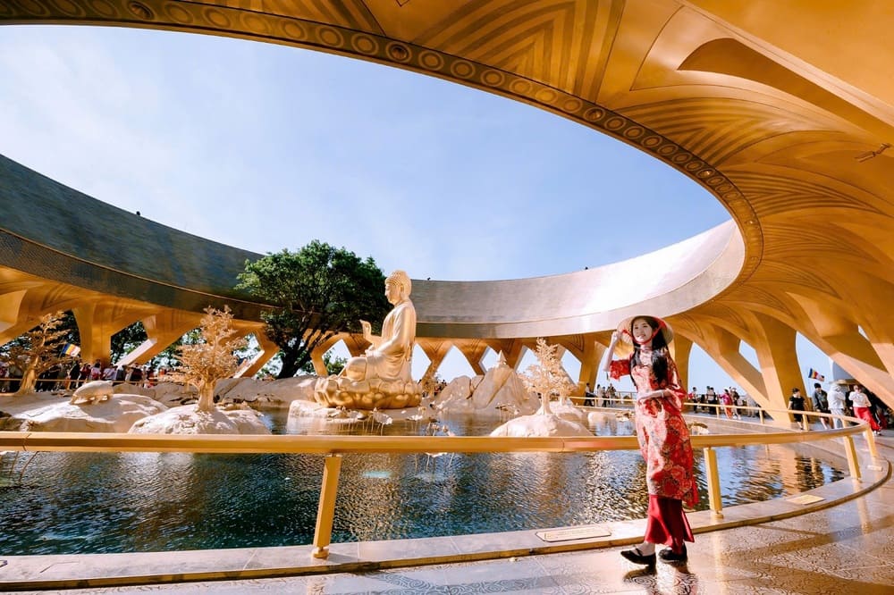 Phật tử chiêm bái tôn tượng Đức Phật Câu Na Hàm cầu tài lộc và bình an dịp đầu năm mới. Ảnh: Thanh Sơn