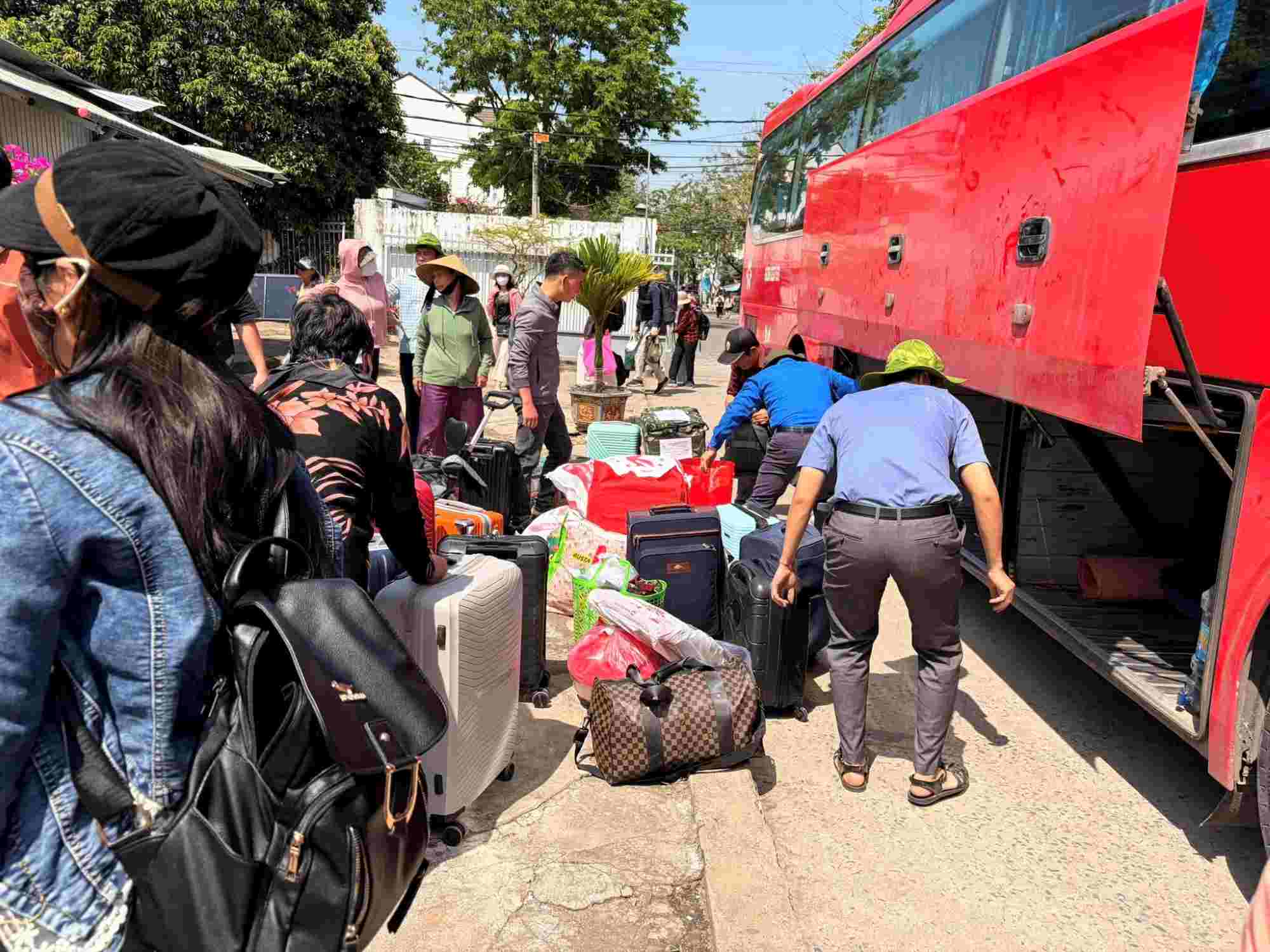 Đường sắt tổ chức trung chuyển giữa ga Dĩ An và ga Biên Hòa sau sự cố cầu Ghềnh. Ảnh: Chi nhánh vận tải đường sắt Sài Gòn