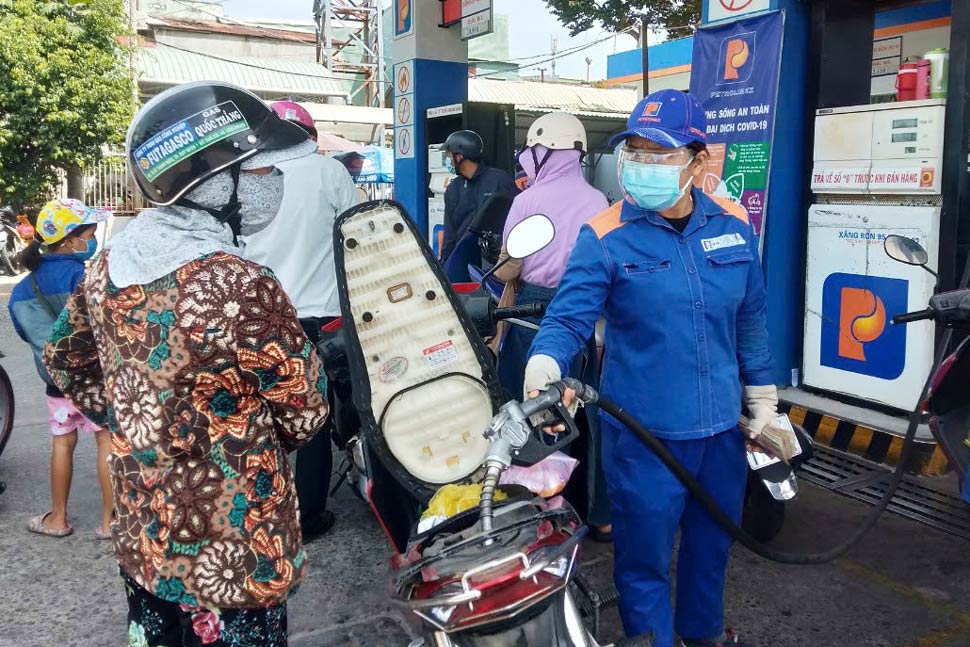 Petrolimex Gia Lai exige a las tiendas que suspendan temporalmente la venta de gasolina y petróleo a través de bidones y barriles debido al aumento repentino del volumen de compra. Foto: Hoai Phuong