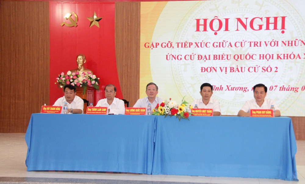 Các vị ứng cử viên tại đơn vị bầu cử số 2. Ảnh: Nguyễn Huy