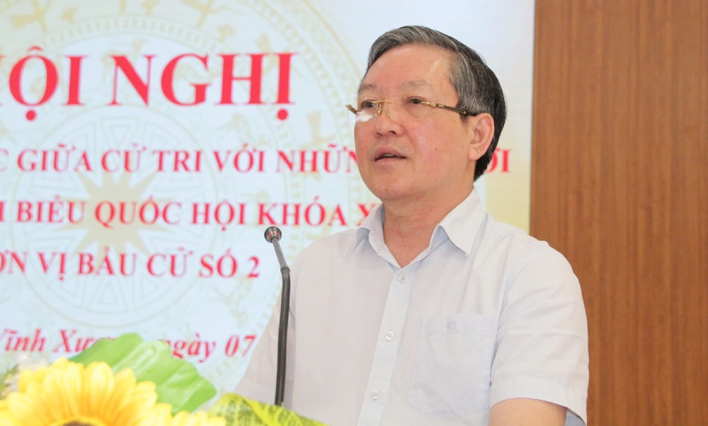 Ông Lương Quốc Đoàn phát biểu tại buổi tiếp xúc cử tri. Ảnh: Nguyễn Huy