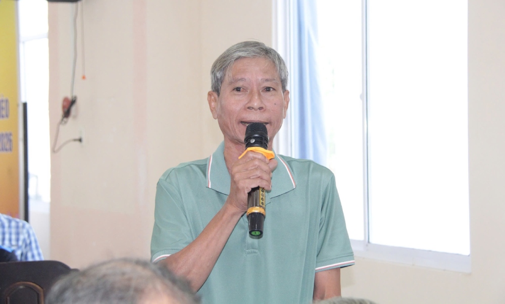 Voters of Vinh Xuong commune contribute opinions. Photo: Nguyen Huy