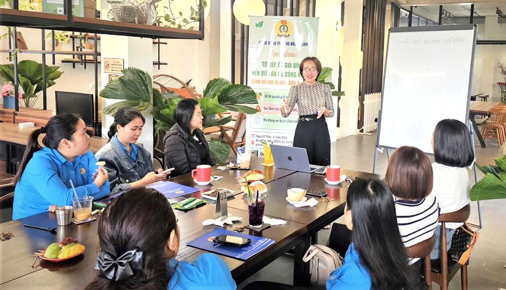 Hoa Khanh Ward Trade Union organizes a seminar with the theme: "Sightly Nutrition - Delicious Meals: From Family Kitchen to Industrial Lunch". Photo: Hoa Khanh Trade Union.