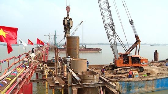 Hong Ha bridge project is being constructed ahead of schedule, expected to be completed 5 months early. Photo: Cong Pham