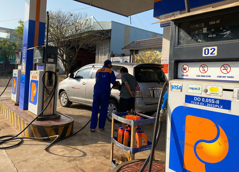 Nhân viên cây xăng được thông báo tạm dừng bán xăng dầu bằng can, thùng phuy. Ảnh: Thanh Tuấn 
